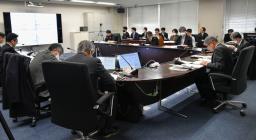 　関西電力の乾式貯蔵施設について審議する福井県の原子力安全専門委員会＝２７日午前、福井県庁