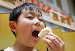 　「第１回ご当地おむす美大賞」で大賞に選ばれた「ふくしまリンゴおむす美」と考案した永岡皐君＝２７日午後、大阪市