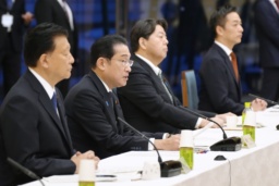 　「新しい資本主義」の実現に向けた会議で発言する岸田首相＝２７日午後、首相官邸