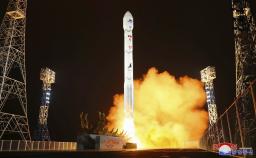　軍事偵察衛星「万里鏡１号」を搭載して打ち上げられる新型衛星運搬ロケット「千里馬１型」＝２０２３年１１月、北朝鮮・東倉里の西海衛星発射場（朝鮮中央通信＝共同）