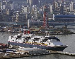 　福岡市の博多港に寄港した国際クルーズ船＝２０２３年３月