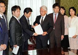 　小野寺衆院予算委員長の解任決議案を衆院の岡田憲治事務総長（中央）に提出した立憲民主党の議員ら＝１日午前