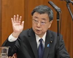 　自民党派閥の政治資金パーティー裏金事件を受けた衆院政治倫理審査会で挙手する松野前官房長官＝１日午前