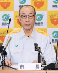 　記者会見する石川県輪島市の坂口茂市長＝１日午後、輪島市役所