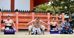 　大相撲春場所を前に、奉納土俵入りで不知火型を披露する横綱照ノ富士（左から２人目）＝２日、大阪市の住吉大社