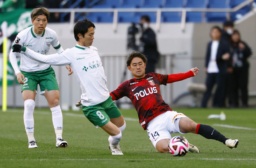 　浦和―東京Ｖ　前半、競り合う浦和・関根（右）と東京Ｖ・斎藤＝埼玉スタジアム