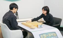 　３日、韓国でのデビュー戦で李昌錫九段（左）と対局する囲碁の仲邑菫三段＝京畿道城南市（共同）