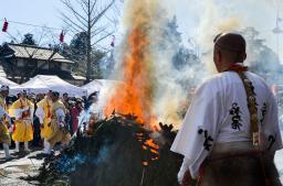 　高野山の金剛峯寺前で開かれた「高野の火まつり」＝３日午後、和歌山県高野町