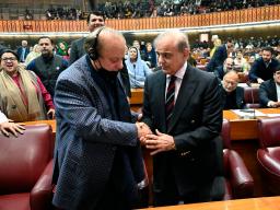 　３日、パキスタン首相に選出され、兄ナワズ・シャリフ元首相（左）の祝福を受けるシャバズ・シャリフ氏＝イスラマバード（パキスタン下院提供、ＡＰ＝共同）