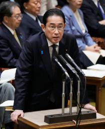 　参院予算委で答弁する岸田首相＝４日午前