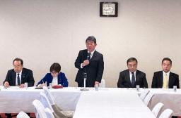 　自民党大会の準備会合であいさつする茂木幹事長（中央）＝４日午後、東京・永田町の党本部