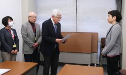 　厚労省の担当者（右端）に要望書を提出する臓器移植推進連絡協議会の取りまとめ役を務める大久保通方氏（右から２人目）ら＝２７日午後、厚労省