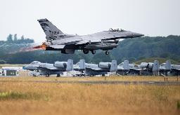 　ドイツ北部の飛行場を離陸する米軍のＦ１６戦闘機＝２０２３年６月（ゲッティ＝共同）