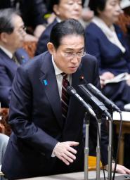 　参院予算委で答弁する岸田首相＝２８日午前