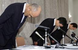 　宝塚歌劇団の俳優の女性が急死した問題でパワハラを認め、記者会見で謝罪する（手前から）宝塚歌劇団の村上浩爾理事長、阪急阪神ＨＤの嶋田泰夫社長ら＝２８日午後、大阪府豊中市