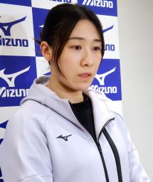 　イタリアから帰国し、取材に応じるバレーボール女子の石川真佑＝２８日、羽田空港