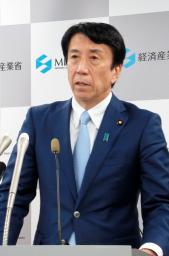 　記者会見する斎藤経産相＝２９日午前、経産省