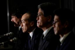 　「紅こうじ」サプリを巡る問題で、記者会見する小林製薬の小林章浩社長（手前から３人目）＝２９日午後、大阪市