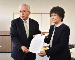 　静岡県牧之原市の杉本基久雄市長（左）に報告書を手渡す第三者委の永倉みゆき委員長＝２９日午後、牧之原市役所