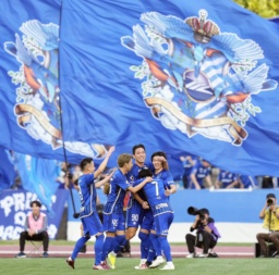 　町田―鳥栖　後半、自身２点目のゴールを決め、祝福される町田・呉世勲（左から３人目）＝Ｇスタ