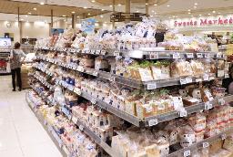 　スーパーのパン売り場＝東京都内