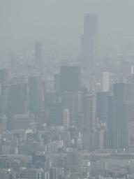　黄砂が観測され、かすむ大阪市内。右奥はあべのハルカス＝３０日午後２時１７分（共同通信社ヘリから）