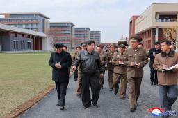 　建設中の党中央幹部学校を視察する北朝鮮の金正恩朝鮮労働党総書記（手前左から２人目）＝平壌（朝鮮中央通信＝共同）