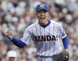 　健大高崎―報徳学園　５回表、満塁のピンチを切り抜け雄たけびを上げる健大高崎・石垣＝甲子園