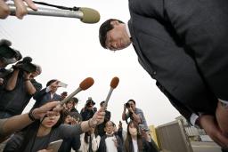 　子会社工場への立ち入り検査を受け、謝罪する小林製薬の山下健司製造本部長＝３１日午後、和歌山県紀の川市