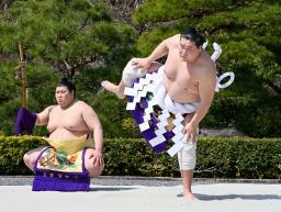 　奉納土俵入りを披露する照ノ富士。左は太刀持ち熱海富士＝３１日、三重県伊勢市の伊勢神宮