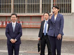 　島根県雲南市内で演説する自民党の小渕選対委員長と錦織功政氏（左）＝３１日