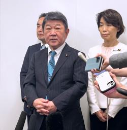 　記者団の取材に応じる自民党の茂木幹事長＝３１日午後、千葉県市川市