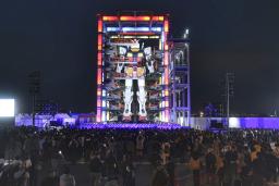 　公開最終日を迎えた「機動戦士ガンダム」の実物大模型＝３１日午後、横浜市の山下ふ頭（（Ｃ）創通・サンライズ）