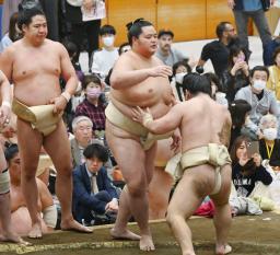 　ぶつかり稽古で胸を出す琴ノ若（中央）＝１日、大阪府箕面市