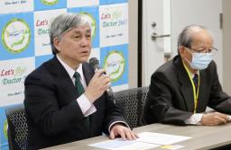 　試験運航の開始式で質問に答える、日本重症患者ジェット機搬送ネットワークの福嶌教偉理事長（左）＝１日午後、愛知県豊山町