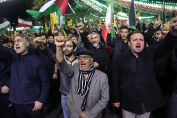 　１日、イラン・テヘランで、イスラエルによるイラン公館への攻撃に抗議の声を上げる人々（ゲッティ＝共同）