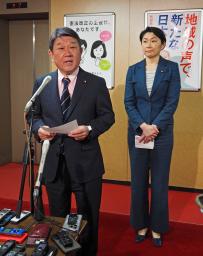 　自民党本部で記者団の取材に応じる茂木幹事長。右は小渕選対委員長＝２日午前、東京・永田町