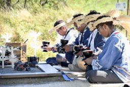 　秋サケを迎える伝統儀式「アシリチェプノミ」を行うアイヌ民族団体のメンバーら＝２０２２年９月、北海道浦幌町