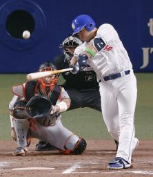 　１１回中日無死、細川が左中間にサヨナラ本塁打を放つ。捕手大城卓＝バンテリンドーム