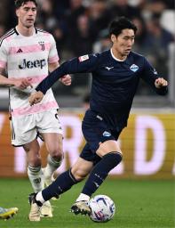 　ユベントス戦で攻め込むラツィオの鎌田（右）＝トリノ（共同）