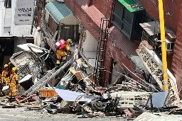 　台湾東部・花蓮の倒壊した建物で、連絡の取れない人の捜索を続ける消防隊員＝３日（中央通信社＝共同）