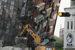 　地震で倒壊した建物＝４日、台湾東部・花蓮（共同）