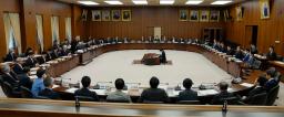 　今国会で初めて開かれた衆院憲法審査会＝４日午前