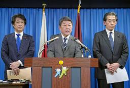 　自民党の党紀委員会を終え、記者会見する茂木幹事長（中央）＝４日午後、東京・永田町の党本部