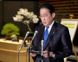 　自民党の党紀委員会で関係議員の処分が決まり、記者団の取材に応じる岸田首相＝４日午後、首相官邸