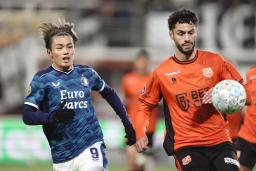 　フォレンダム戦の後半、途中出場したフェイエノールトの上田（左）＝フォレンダム（共同）