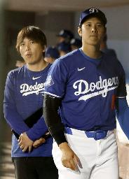 　米大リーグ、ドジャースの大谷翔平選手（右）と水原一平氏＝３月５日、アリゾナ州グレンデール（共同）