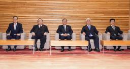 　閣議に臨む（左から）斉藤国交相、村上総務相、石破首相、中谷防衛相、加藤財務相＝４日午前、首相官邸