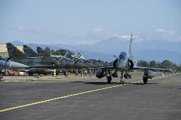 　２０１１年、地中海のフランス・コルシカ島の空軍基地から発進しようとするミラージュ２０００戦闘機（フランス国防省提供・ＡＰ＝共同）