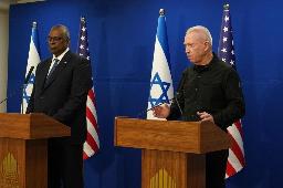 　昨年１２月、記者会見するオースティン米国防長官（左）とイスラエルのガラント国防相＝テルアビブ（イスラエル国防省提供・ゲッティ＝共同）